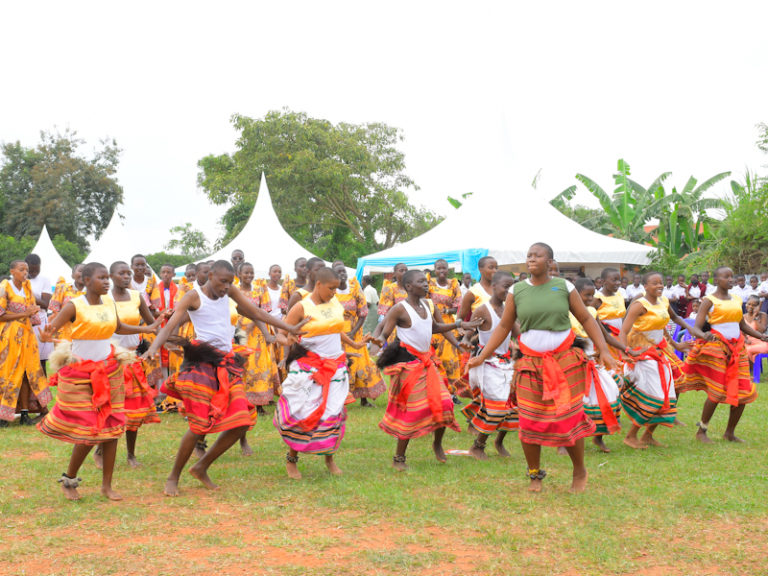 Students entertaining guests